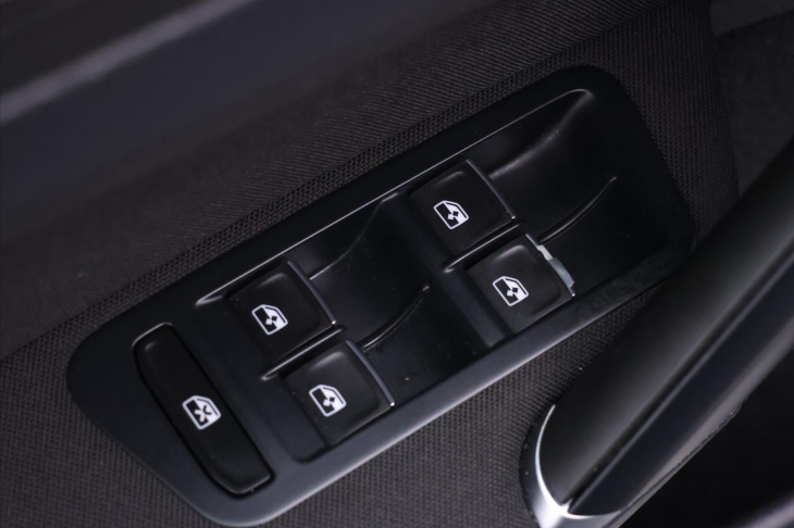 Volkswagen Golf 1,4 TSI 92kW Highline LED 1Maj