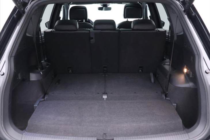 Volkswagen Tiguan Allspace 2,0 TSI DSG 4M R-Line 7Míst DPH