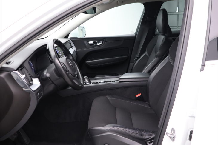 Volvo XC60 2,0 B4 145kW AWD Momentum CZ DPH