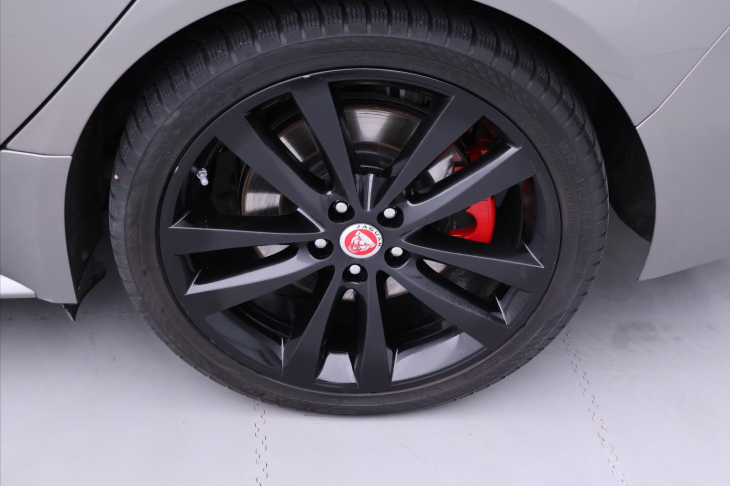 Jaguar XE 2,0 P300 221kW R-Dynamic DPH