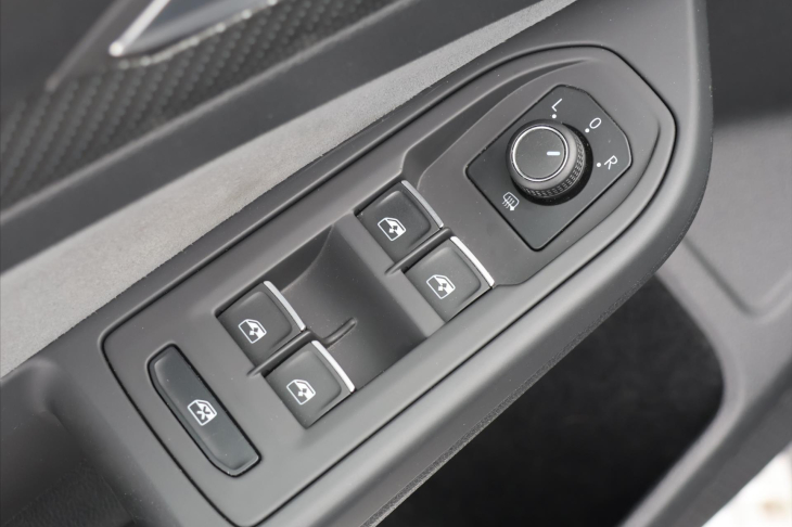 Volkswagen Golf 2,0 TDI DSG R-line Virtual DPH