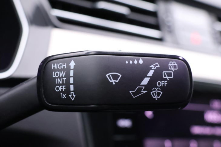 Volkswagen Passat 1,6 TDI DSG Virtual 1.Maj. DPH