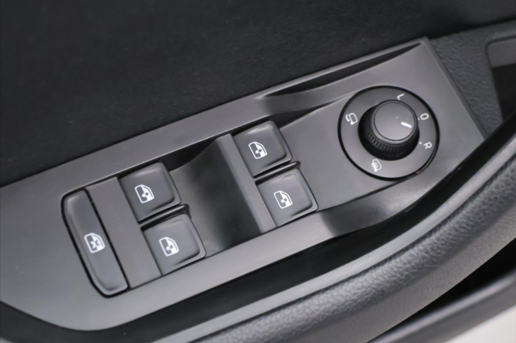 Škoda Superb 1,6 TDI Style 1.maj servis kn.