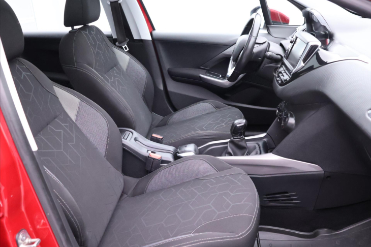 Peugeot 2008 1,2 PT 61kW CZ Klima Panorama