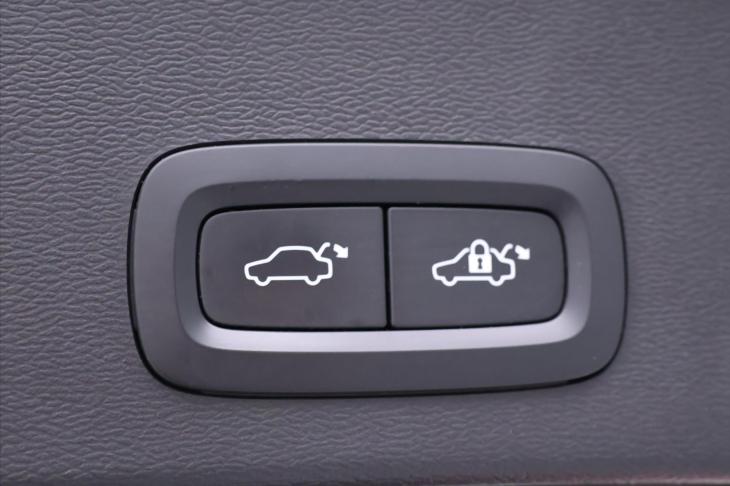 Volvo XC40 2,0 B4 145kW DCT Plus Dark CZ