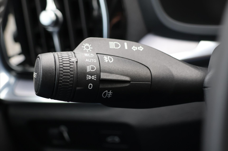 Volvo V60 2,0 D4 145kW Aut. LED Navi DPH