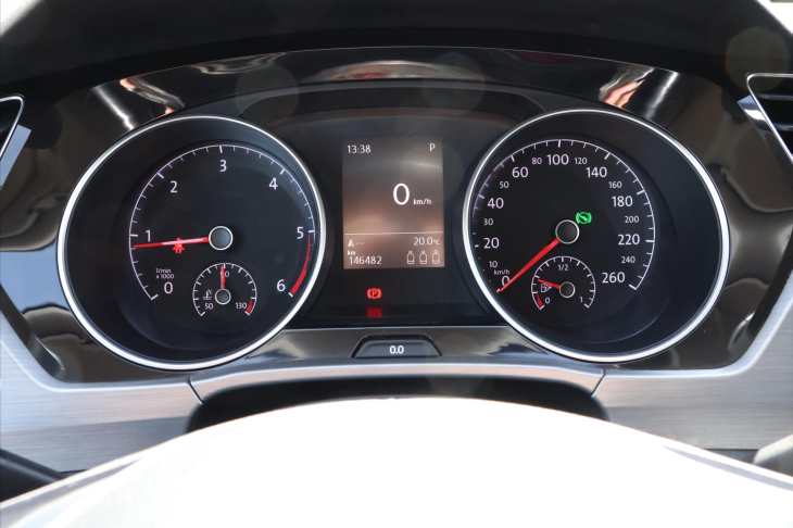 Volkswagen Touran 2,0 TDI 110kW DSG LED 1.Maj.