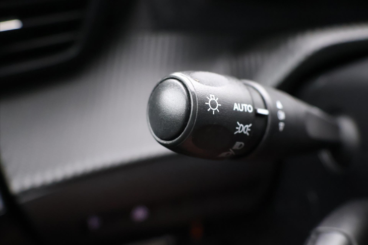 Peugeot 2008 1,2 PT CZ Allure LED