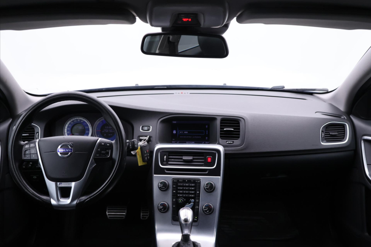 Volvo V60 2,4 D4 V5 120kW AWD R-design