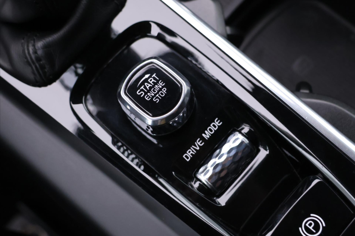 Volvo V60 2,0 D4 Aut. Momentum 1.Maj.