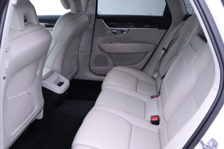 Volvo V90 2,0 D4 AWD Aut CZ Momentum DPH