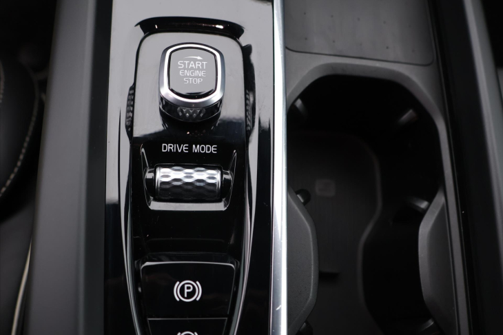 Volvo XC60 2.0 B4 145kW R-Design CZ Aut.
