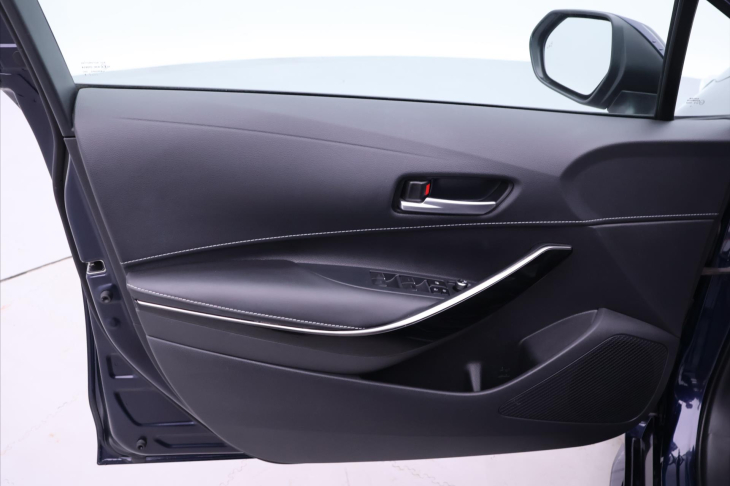 Toyota Corolla 2,0 HEV CZ Executive Sport DPH