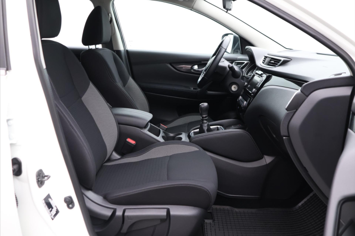Nissan Qashqai 1,3 DiG-T Acenta CZ 1.Maj