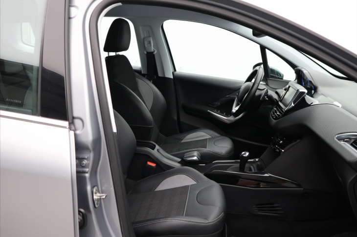 Peugeot 2008 1,2 VTi 60kW AT,Navi