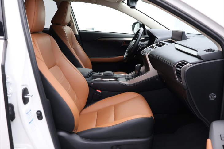 Lexus NX 300h 2,5 145 kW 4WD Prestige