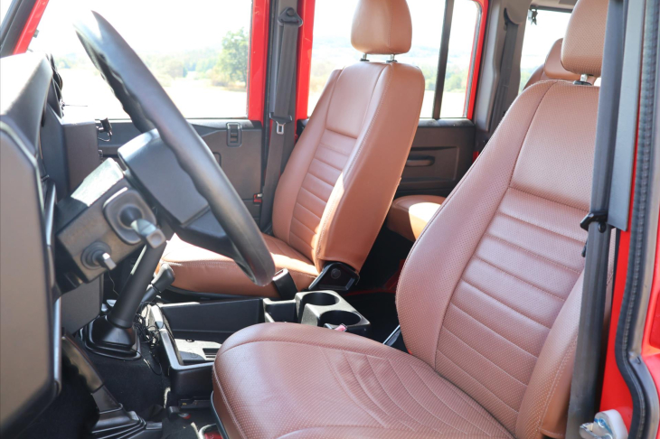 Land Rover Defender 2,4 TD4 7-Míst Kůže A/C 4x4