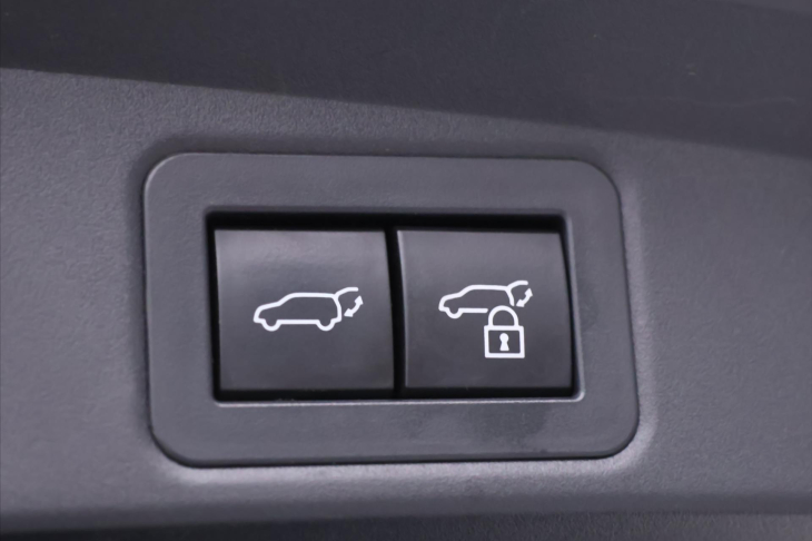 Toyota Corolla 2,0 HEV CZ Executive Sport DPH