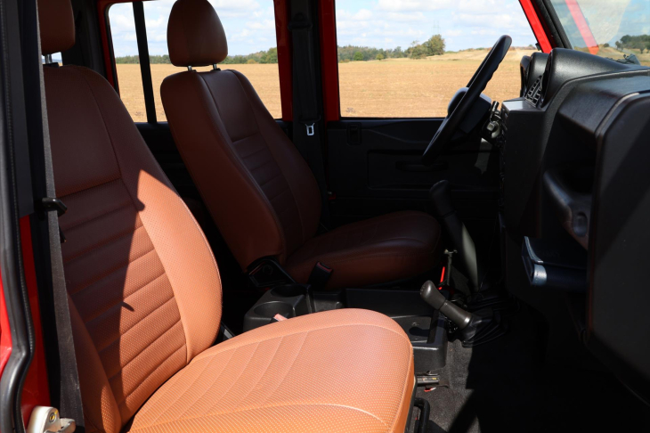 Land Rover Defender 2,4 TD4 7-Míst Kůže A/C 4x4