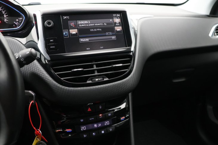 Peugeot 2008 1,2 VTi 60kW AT,Navi