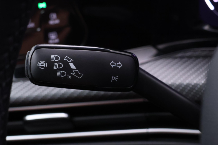 Volkswagen Golf 2,0 TDI R-line DSG Virtual DPH