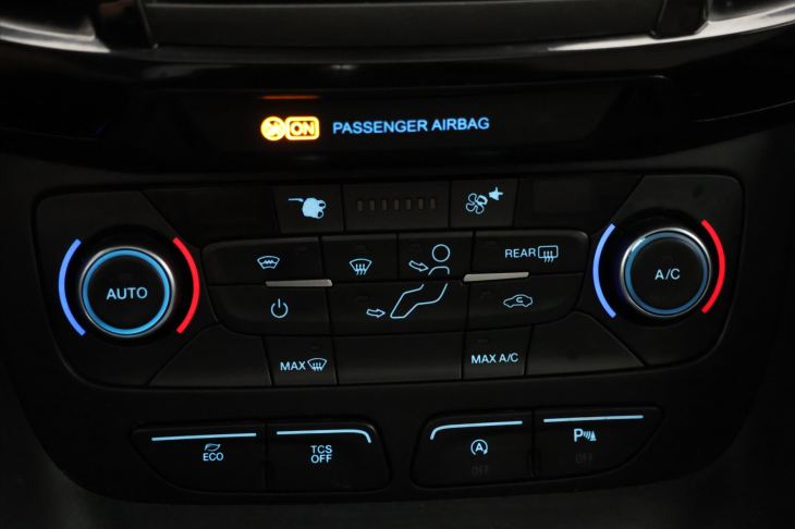 Ford Tourneo Connect 1,5 TDCI Titanium Tažné CZ