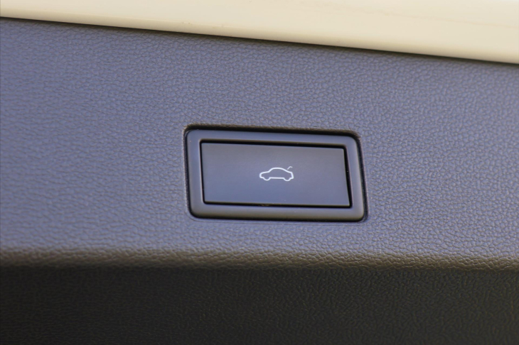 Volkswagen Golf 2,0 TDI R-line DSG Matrix DPH