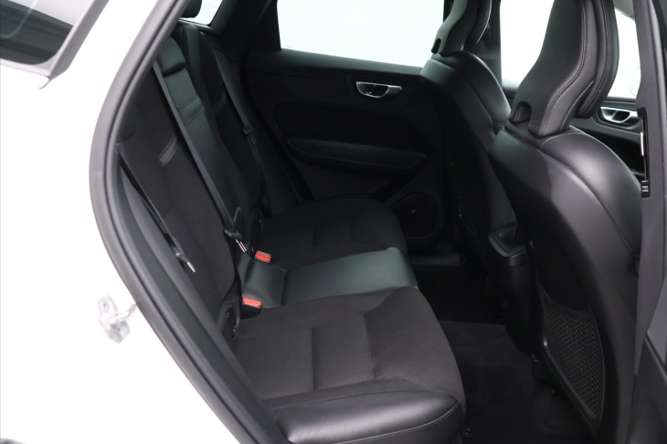 Volvo XC60 2,0 B4 145kW AWD Momentum CZ DPH