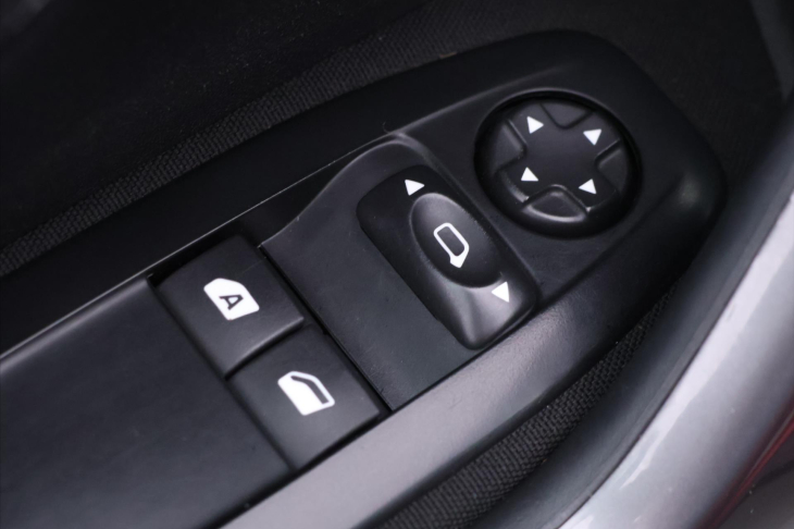 Peugeot 2008 1,2 PT 61kW CZ Klima Panorama