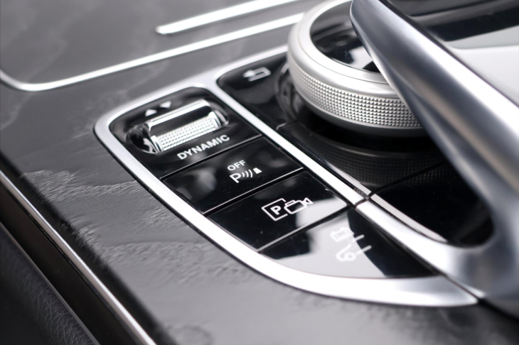 Mercedes-Benz Třídy C 2,0 300de 143kW AMG Night LED