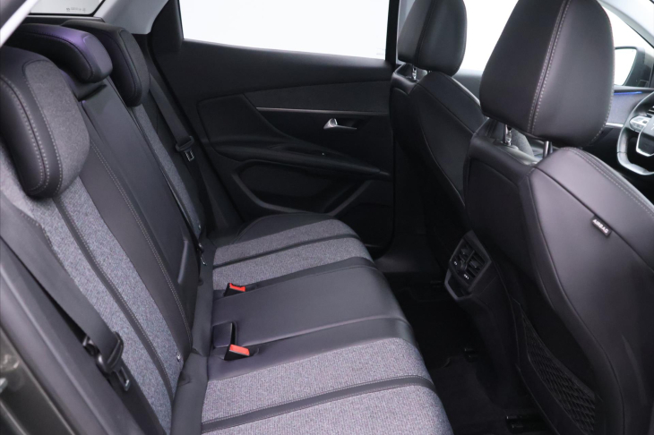 Peugeot 3008 1,2 PT 96kW Allure Pano 1.Maj