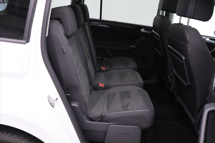 Volkswagen Touran 2,0 TDI DSG R-Line 1.Maj DPH