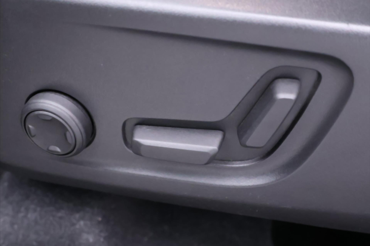 Volvo XC40 2,0 B4 145kW DCT Plus Dark CZ