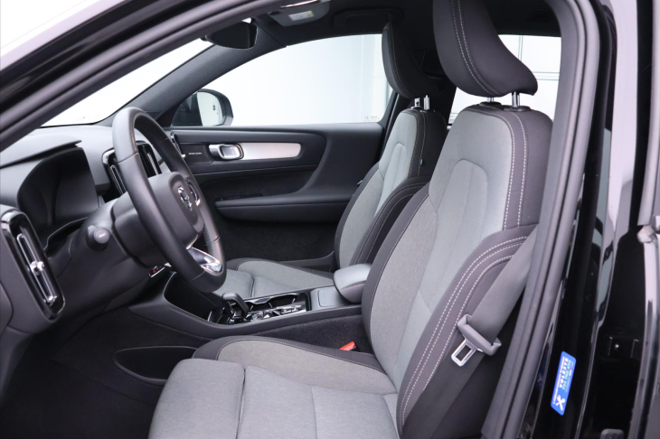 Volvo XC40 2,0 B4 145kW DCT Plus Dark CZ