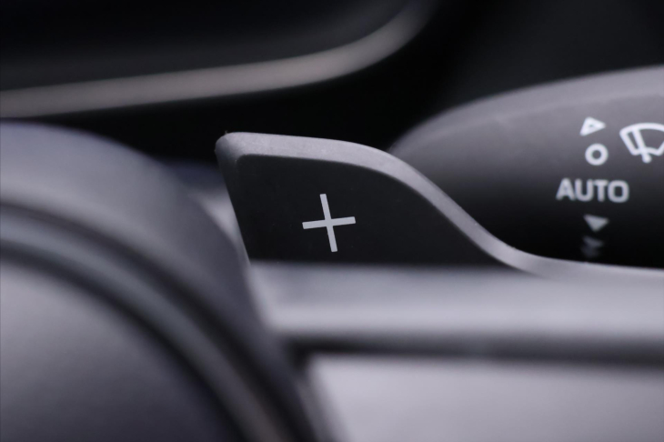 Toyota Corolla 2,0 HEV CZ Executive Sport DPH