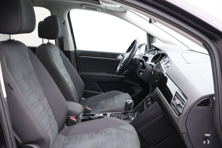 Volkswagen Touran 2,0 TDI DSG Highline 7Míst DPH