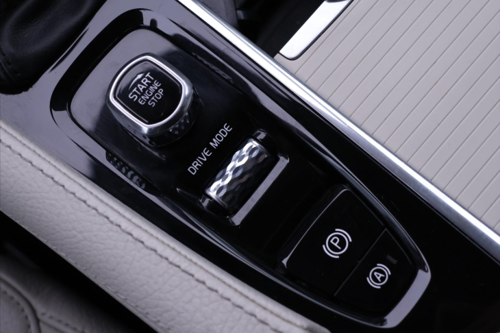 Volvo V90 2,0 D4 AWD Aut CZ Momentum DPH