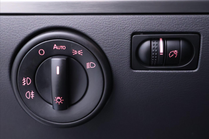 Volkswagen Touareg 3,0 TDi 176kW CZ 4M Serv.kniha