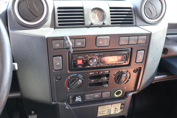 Land Rover Defender 2,4 TD4 7-Míst Kůže A/C 4x4