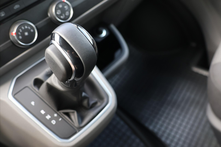 Volkswagen Transporter 2,0 TDI DSG DR 8-Míst Bulli