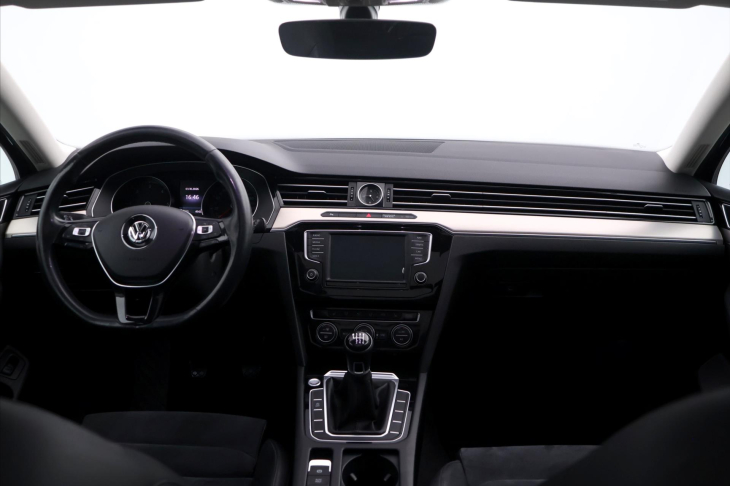Volkswagen Passat 1,6 TDI Highline Tažné Panorama