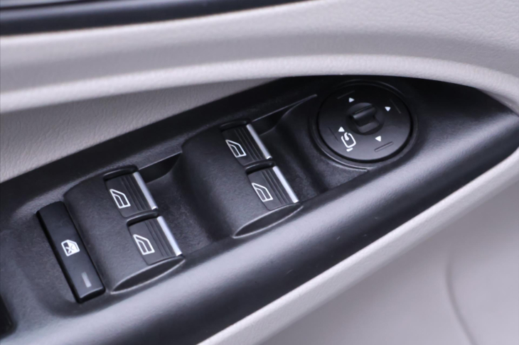 Ford Tourneo Connect 1,5 TDCI Titanium Tažné CZ