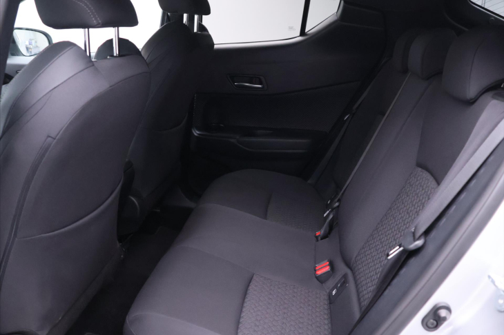 Toyota C-HR 1,8 Hybrid 90KW Style CZ Záruka