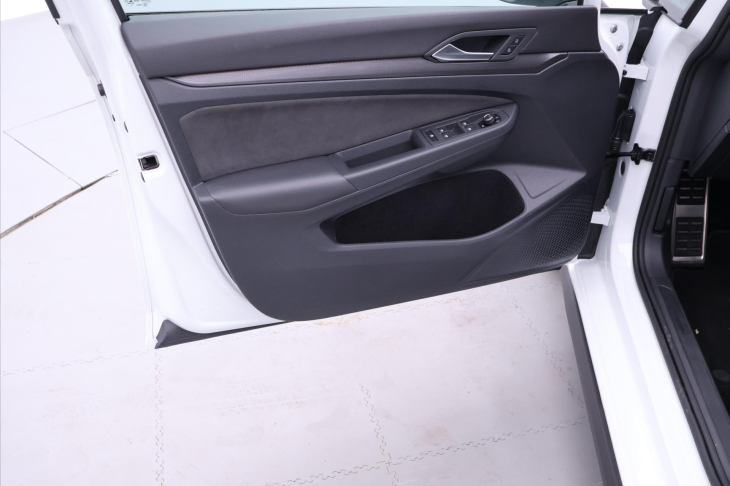 Volkswagen Golf 2,0 TSI GTI 180kW Virtual DPH