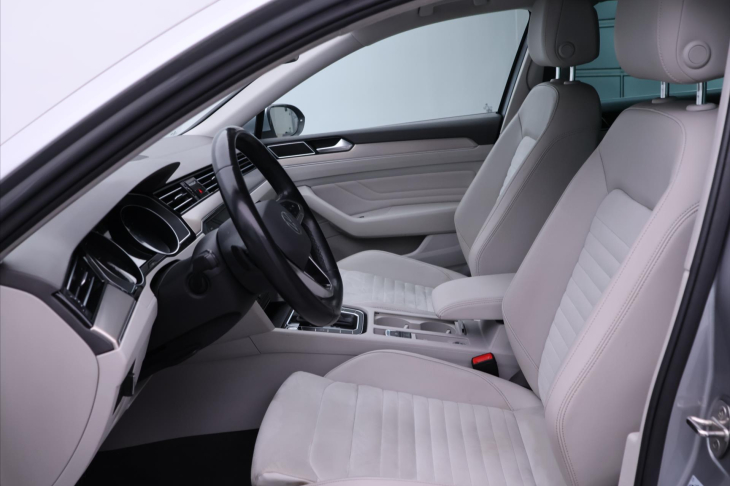 Volkswagen Passat 2,0 TDI  DSG LED Elegance DPH