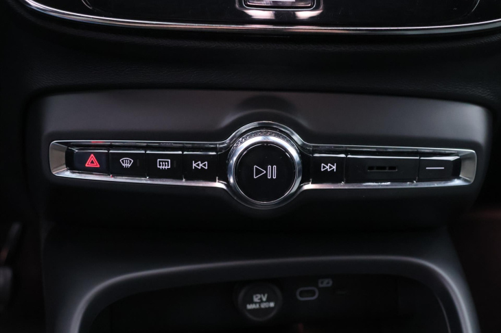Volvo XC40 2,0 B3 120kW Core DCT CZ Záruka