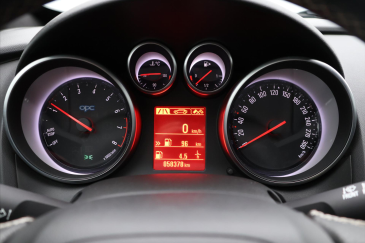 Opel Astra 2,0 T 206kW OPC Black Edit. CZ