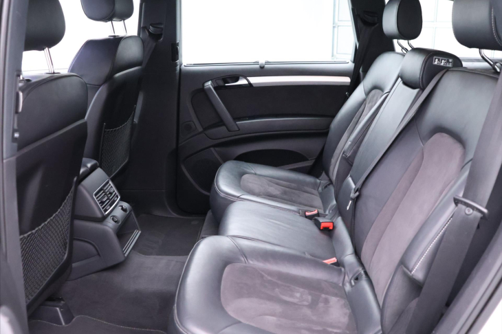 Audi Q7 3,0 TDI 180kW S-LINE CZ 7 Míst
