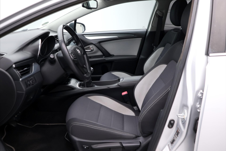 Toyota Avensis 2,0 D-4D 105kW Aut.klima CZ
