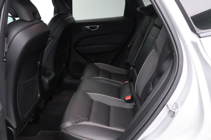 Volvo XC60 2.0 B4 145kW R-Design CZ Aut.
